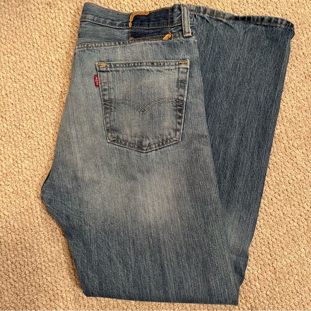 Softened worn-in LEVI'S red tab zipper fly straight leg jeans W34 x L32